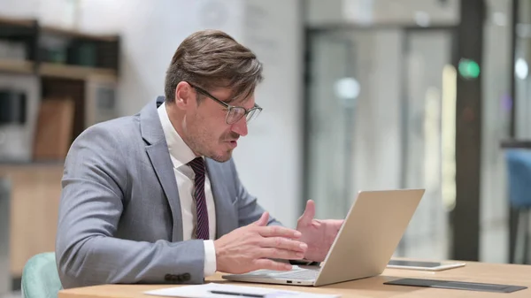 Perte, homme d'affaires réagissant à l'échec sur ordinateur portable au bureau — Photo