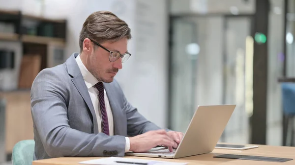 Homme d'affaires professionnel travaillant sur ordinateur portable dans le bureau — Photo