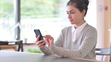 Akıllı telefon kullanan Ciddi Genç Hintli Kadın