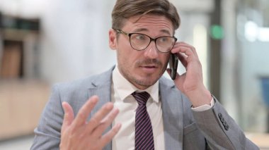 Neşeli İş Adamının Telefonda Konuşan Portresi