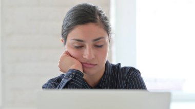 Dizüstü bilgisayarlı Uyuyan Hintli Kadın 'a yaklaş.