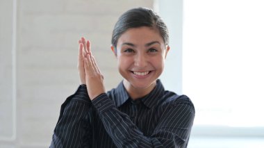 Heyecanlı genç Hintli kadın alkışlıyor, alkışlıyor.