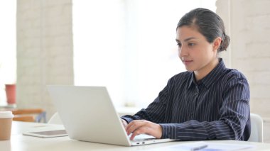 Dizüstü bilgisayarda çalışan Mutlu Hintli Kadın 