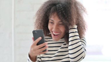 Smartphone 'da Başarıyı Kutlayan Heyecanlı Kadın 