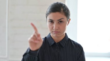 Genç Hintli Kadın Parmak İşareti Yok 