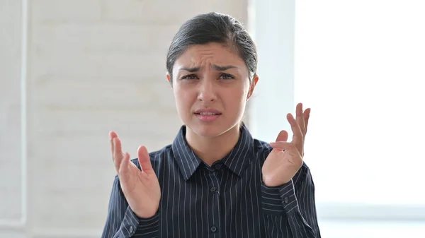 Mujer india joven reaccionando a la pérdida, el fracaso —  Fotos de Stock