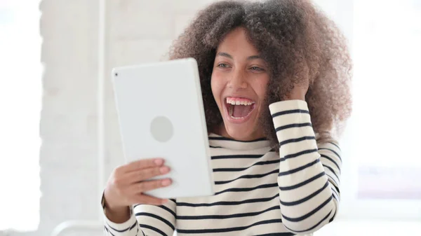 Surpris femme africaine ayant du succès sur tablette — Photo