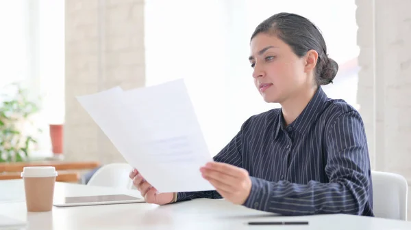 Giovane donna indiana che legge documenti, documenti — Foto Stock