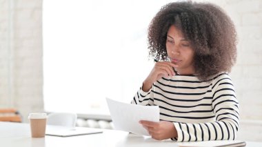 İşte Belgeleri Okuyan Afrikalı Kadın