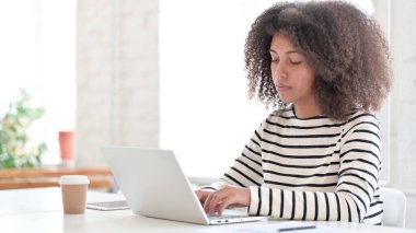 Dizüstü bilgisayarda çalışan genç Afrikalı Kadın 