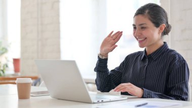 Genç Hintli Kadın Bilgisayarda Video Sohbeti Yapıyor 