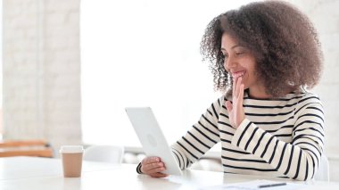 Afrikalı Kadın Tablet 'te Video Sohbeti Yapıyor 