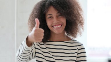 Pozitif Afrikalı Kadın Başparmağını kaldırıyor 