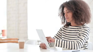 Tablet kullanan Afrikalı Kadın, İnternet Taraması