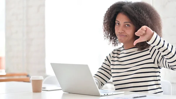 Empörte Afrikanerin zeigt Daumen-runter-Zeichen — Stockfoto