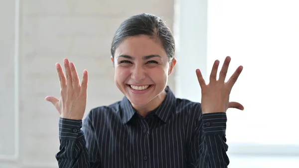 Başarı Kutlaması İçin Heyecanlı Genç Hintli Kadın — Stok fotoğraf