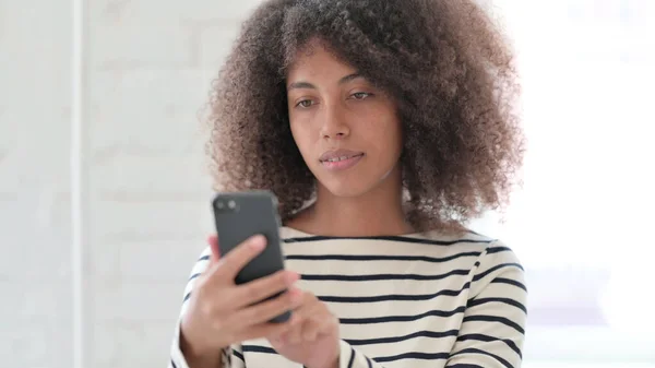 Afrikai nő használ okostelefon, Böngészés Internet — Stock Fotó