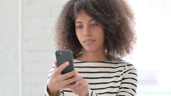 Mujer Africana Usando Smartphone, Navegar por Internet — Foto de Stock