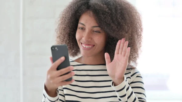 Afrikai nő csinál Online Video Chat a Smartphone — Stock Fotó