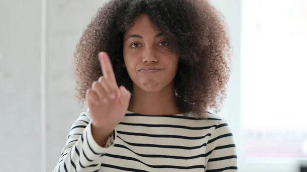 Sério Africano Mulher mostrando nenhum sinal por dedo — Fotografia de Stock