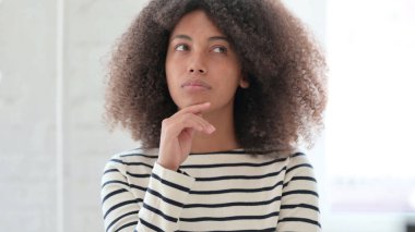 Düşünceli Afrikalı Kadın Beyin Fırtınası Yeni Fikir