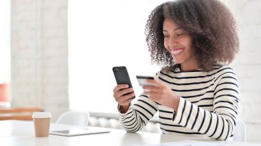 Çevrimiçi Ödeme: Mutlu Afrikalı Kadın Akıllı Telefonla