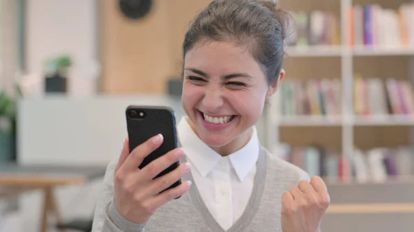 在智能手机上庆祝成功的兴奋女人 — 图库照片