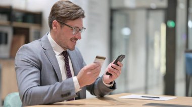 Smartphone 'da Çevrimiçi Ödeme İçin Banka Kartını Kullanan İşadamı