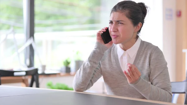 Aggressivo giovane donna indiana parlando al telefono — Foto Stock