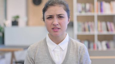 Üzgün genç Hintli Kadın Kamera karşısında hayal kırıklığına uğradı.