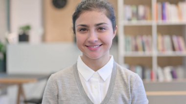 Gülümseyen Hintli Kadın Kameraya Bakıyor