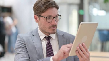 Dijital Tablet kullanan İşadamının Portresi