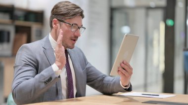 Ofisteki Tablet 'e Video Çağrısı Yapan Profesyonel İşadamı