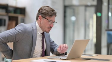 Bilgisayarlı İşadamı Ofisinde Sırt Ağrısı Var 