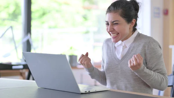 Laptop 'ta Başarı Kutlaması Yapan Güzel Hintli Kadın