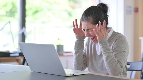 Mujer india joven con el ordenador portátil gritando, gritando — Foto de Stock