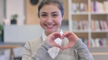 Güzel Hintli Kadın Kalp İşaretini Elle Gösteriyor