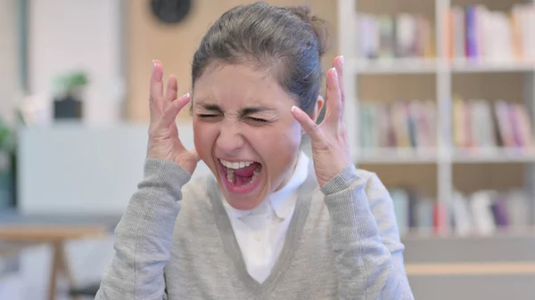 Decepcionada joven india gritando fuerte — Foto de Stock