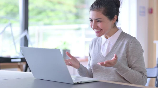 Fiatal indiai nő csinál videó chat a Laptop a munkahelyen — Stock Fotó