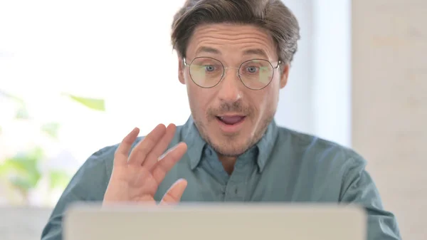 Портрет чоловіка середнього віку Розмова на відеозв'язку на ноутбуці — стокове фото
