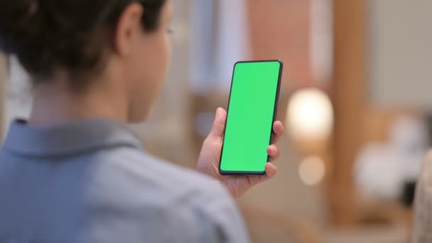 Vista trasera de la mujer india joven usando Smartphone con pantalla de croma — Vídeo de stock