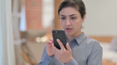 Smartphone 'da Kaybolan Genç Hintli Kadın' ın Portresi 