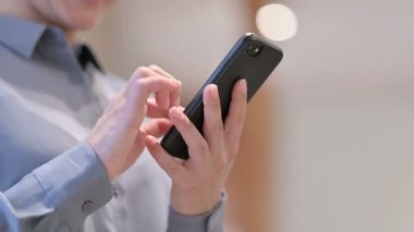 Akıllı telefon kullanan Kadının Ellerini Kapat 