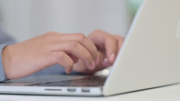 Ręce zbliżenie kobieta wpisując na laptopie — Wideo stockowe