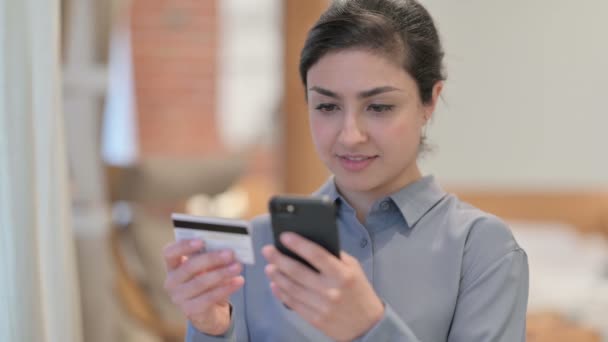 Porträt einer jungen Inderin, die online mit dem Smartphone bezahlt — Stockvideo