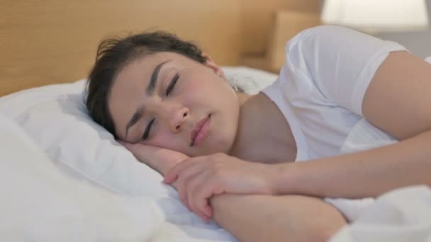 ベッドで静かに眠る若いインド人女性 — ストック動画
