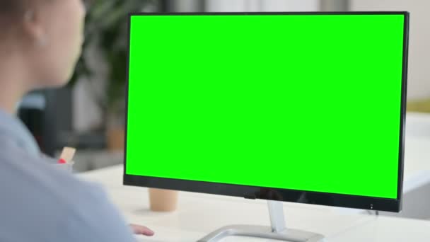 Задний вид африканской женщины на рабочем столе с экраном Green Chroma Key — стоковое видео