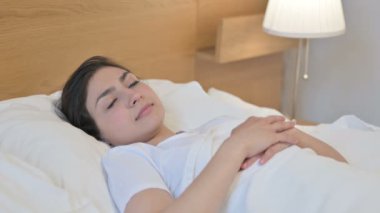 Genç Hintli Kadın Yatakta Huzur İçinde Uyuyor