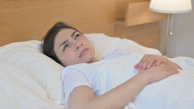 Genç Hintli Kadın Yatakta Düşünüyor