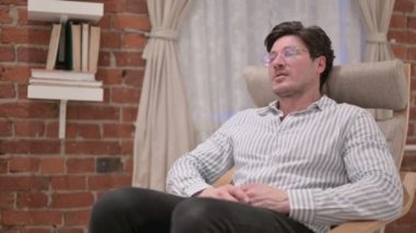 Orta Yaşlı Adam Kalkıyor Koltuktan Kalkıyor 